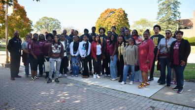 a large group gets together during the mental health awareness walk sponsored by NAMI on Campus and VIBE