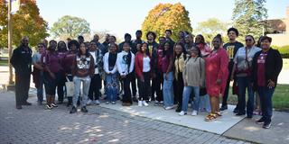 a large group gets together during the mental health awareness walk sponsored by NAMI on Campus and VIBE