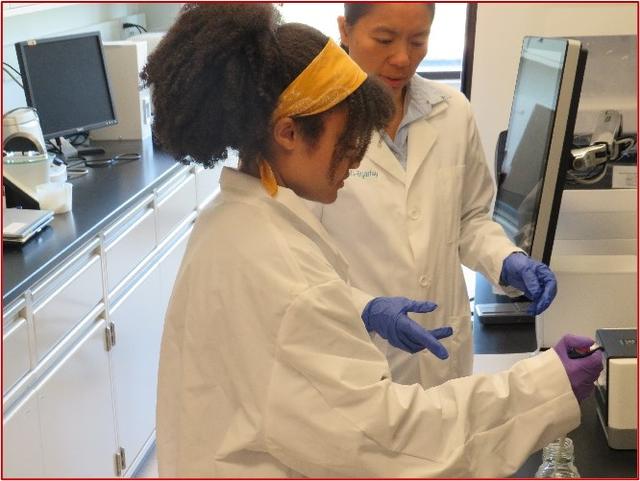 Keiana Briscoe and Hongmei Li-Byarlay in a research lab at Central State University