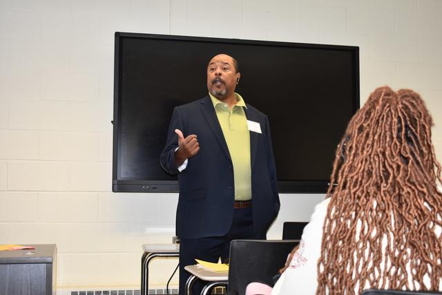 carl smith speaks to students on visiting alumni day